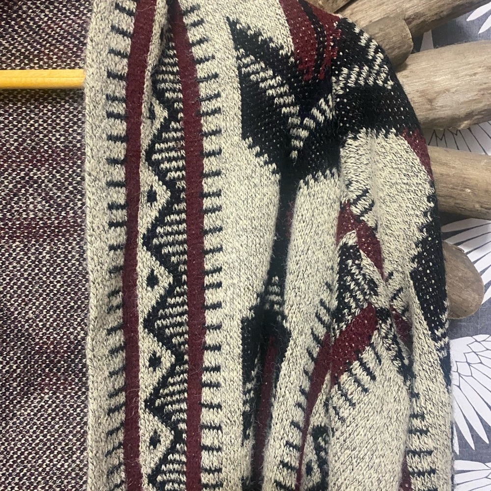 Aztec style sweater - Picture 2 of 7